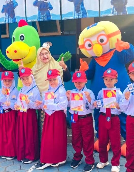 MPLS Hadirkan Badut dan Pakaian Adat