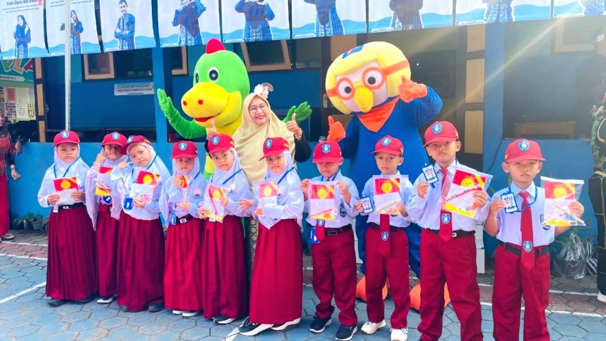 MPLS Hadirkan Badut dan Pakaian Adat