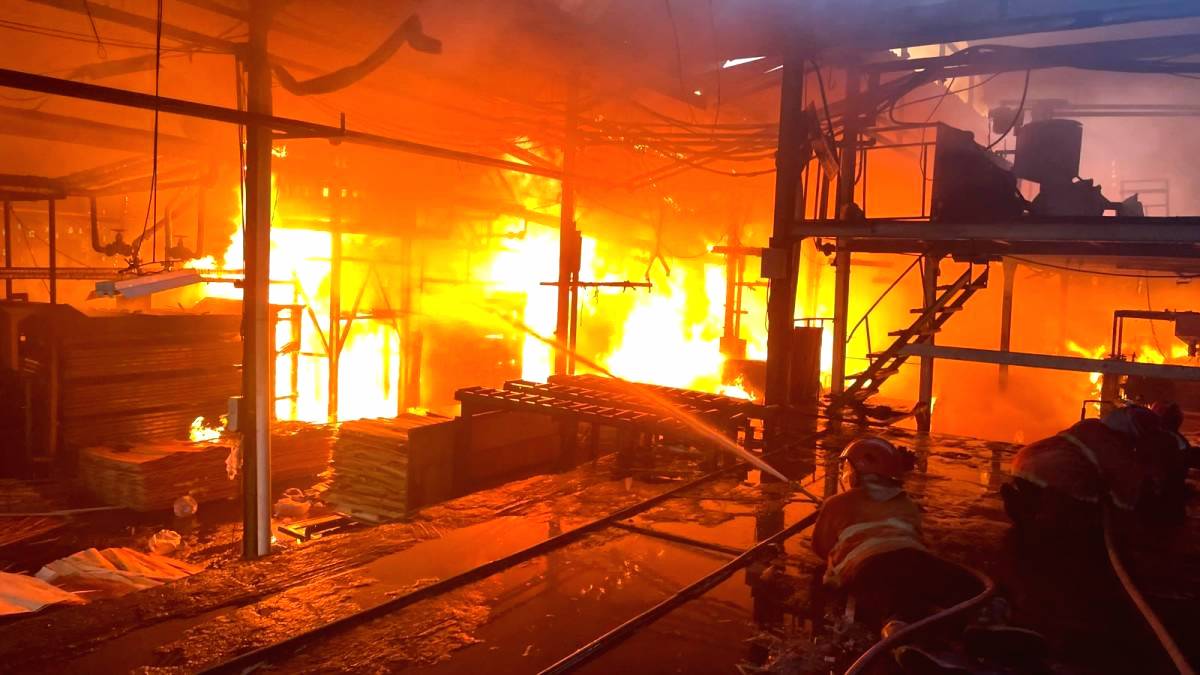 Pabrik Kayu Kalibagor Terbakar, Rugi Rp2,5 Miliar