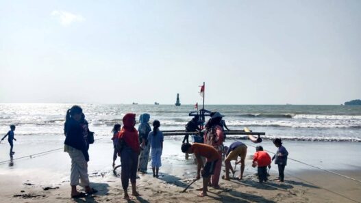 Pantai Teluk Penyu Masih Jadi Favorit