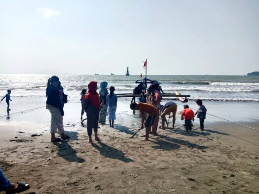 Pantai Teluk Penyu Masih Jadi Favorit