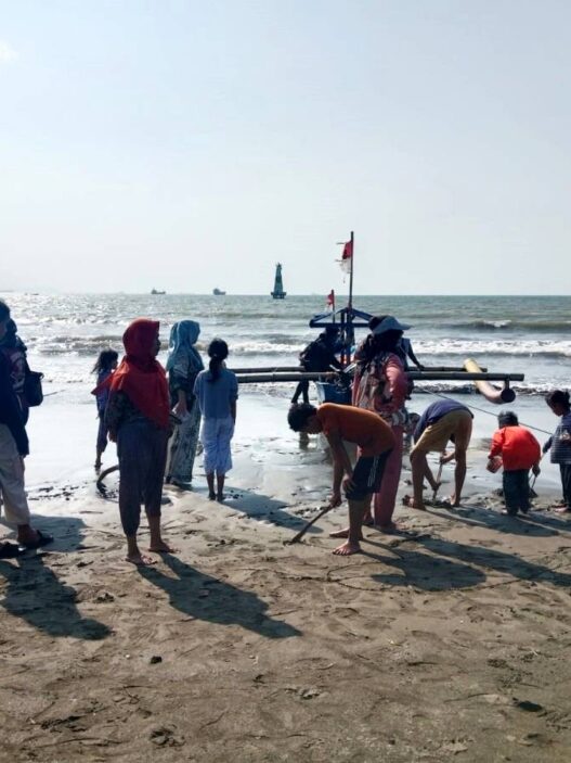 Pantai Teluk Penyu Masih Jadi Favorit