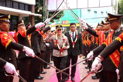 Pedang Pora Iringi Sertijab Kapolres Banjarnegara