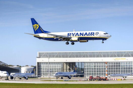 Penumpang Hampir Tersedot Keluar Pesawat Ryanair