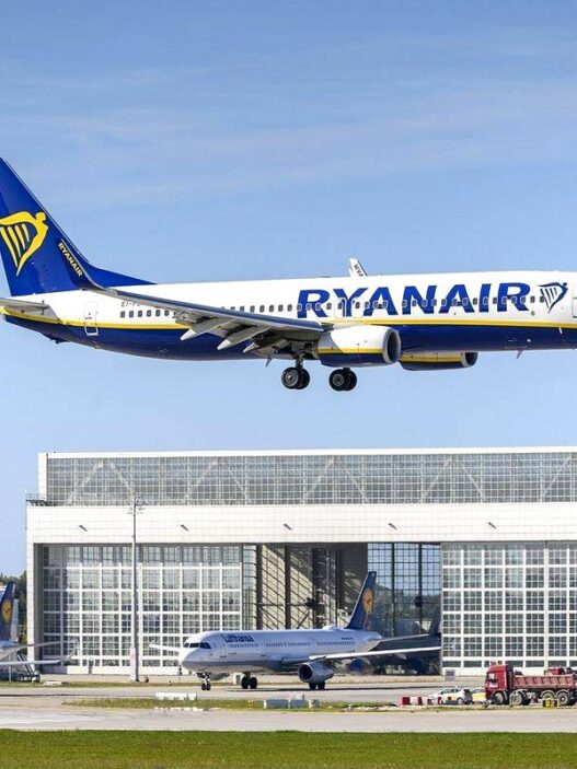 Penumpang Hampir Tersedot Keluar Pesawat Ryanair