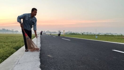 Petugas Kebersihan Jaga Jalur Pandak Sibalung
