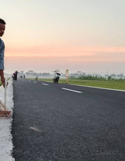 Petugas Kebersihan Jaga Jalur Pandak Sibalung