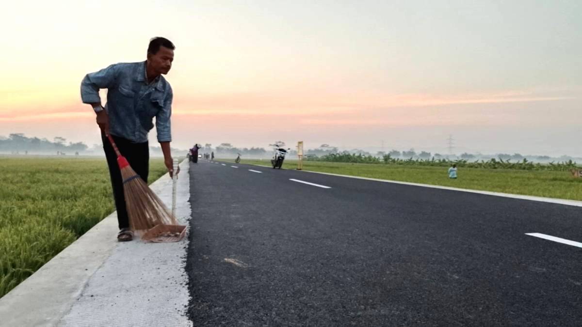 Petugas Kebersihan Jaga Jalur Pandak Sibalung