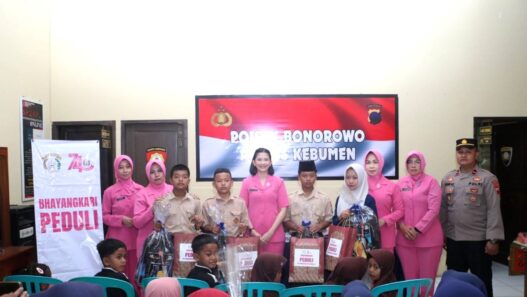 Polres Bantu Perlengkapan Sekolah 15 Pelajar