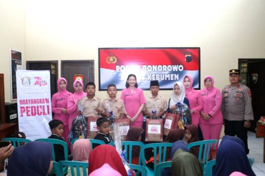 Polres Bantu Perlengkapan Sekolah 15 Pelajar