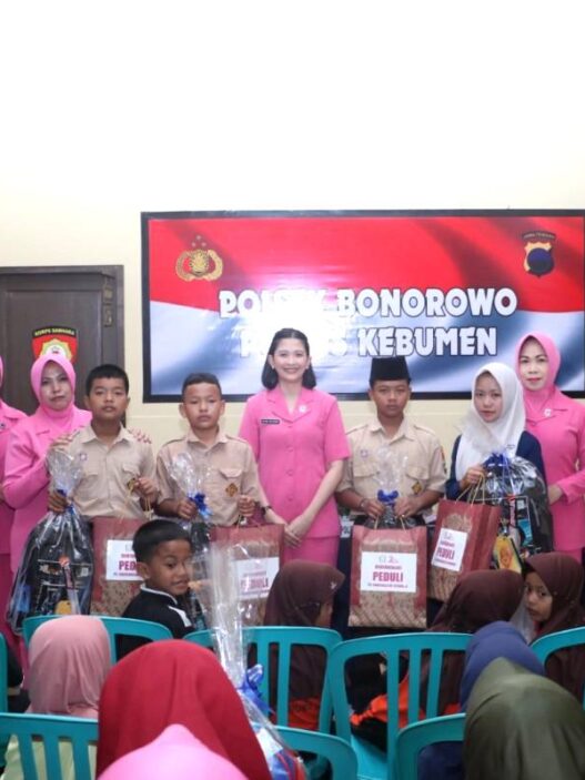 Polres Bantu Perlengkapan Sekolah 15 Pelajar