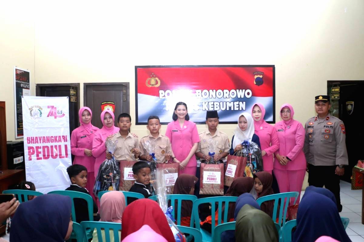 Polres Bantu Perlengkapan Sekolah 15 Pelajar