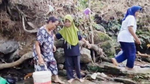 Rela Jalan 1 Km Demi Air Bersih