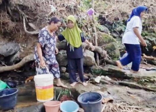 Rela Jalan 1 Km Demi Air Bersih