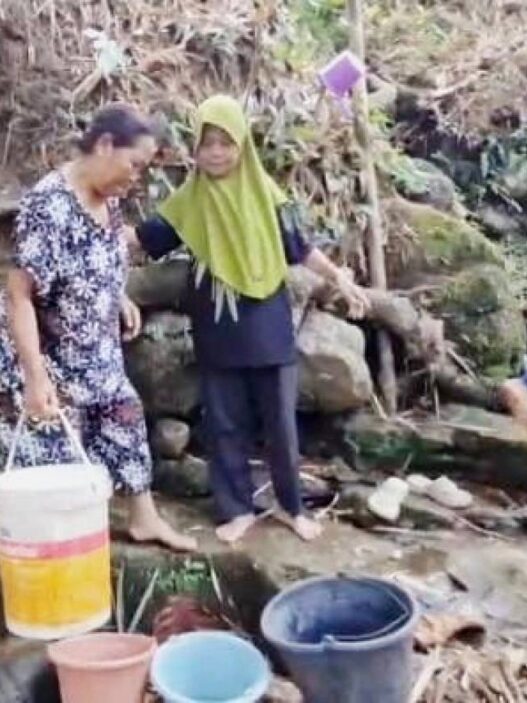 Rela Jalan 1 Km Demi Air Bersih