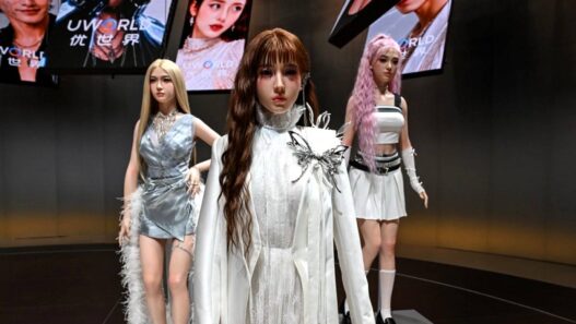 Robot Humanoid Bisa Berkomunikasi dan Berkedip
