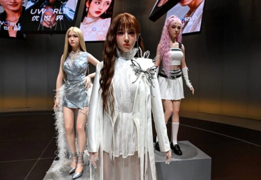 Robot Humanoid Bisa Berkomunikasi dan Berkedip