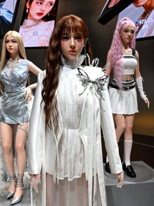 Robot Humanoid Bisa Berkomunikasi dan Berkedip