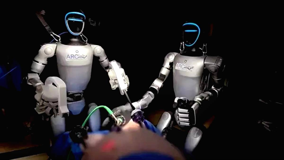 Robot Humanoid Sukses Jalani Operasi Bedah