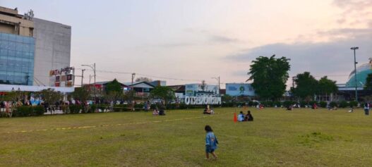Rumput Alun alun Dirawat Saat Kemarau