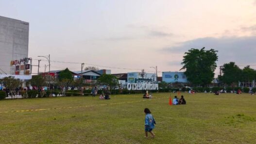 Rumput Alun alun Dirawat Saat Kemarau