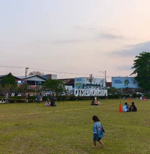 Rumput Alun alun Dirawat Saat Kemarau
