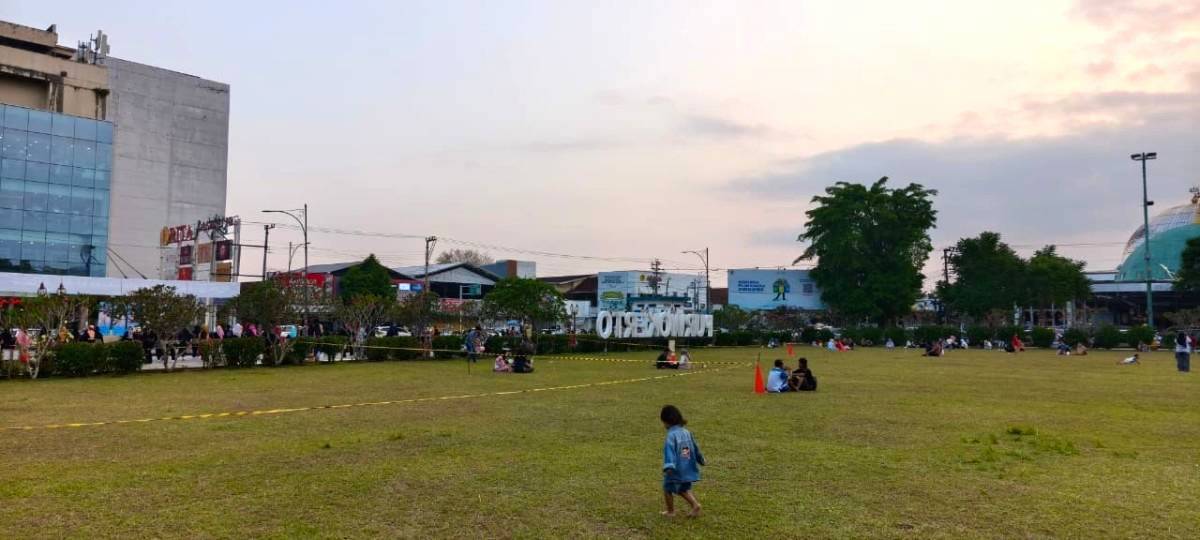Rumput Alun alun Dirawat Saat Kemarau