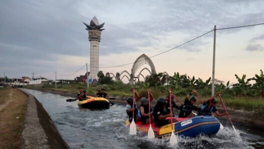Saluran Irigasi Jadi "Lintasan" Arung Jeram