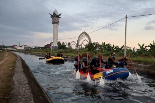 Saluran Irigasi Jadi "Lintasan" Arung Jeram