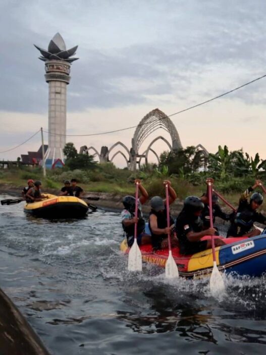 Saluran Irigasi Jadi "Lintasan" Arung Jeram