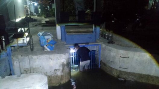 Sampah Sumbat Irigasi Slinga