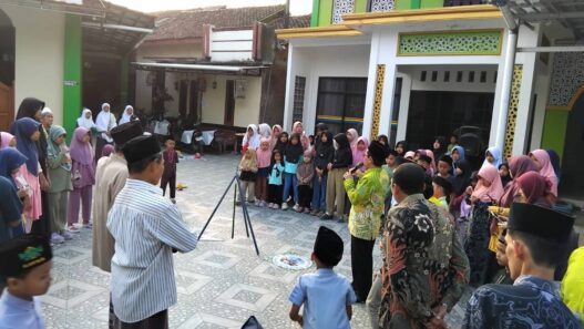Santri Diajak Berlatih Tentukan Arah Kiblat