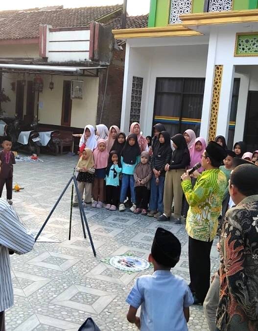 Santri Diajak Berlatih Tentukan Arah Kiblat