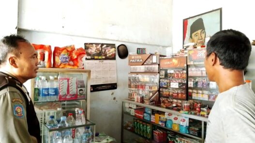 Satpol PP Sisir Warung Cegah Rokok Ilegal