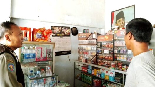 Satpol PP Sisir Warung Cegah Rokok Ilegal