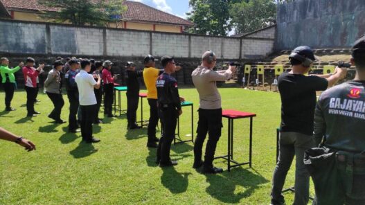 Tingkatkan Kemampuan, Polres Gelar Pelatihan Menembak
