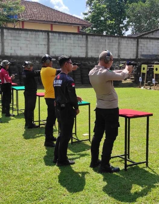Tingkatkan Kemampuan, Polres Gelar Pelatihan Menembak