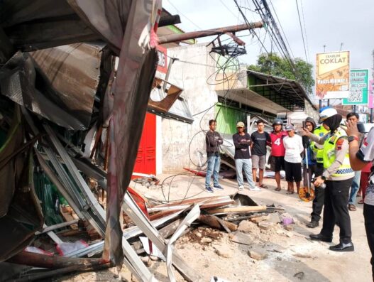 Truk Hantam Lansia dan Dua Kios