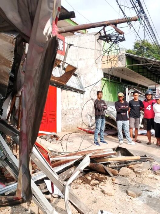Truk Hantam Lansia dan Dua Kios