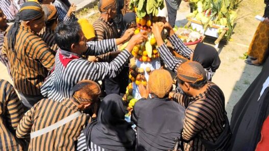 Warga Berebut Gunungan di Grebek Sura