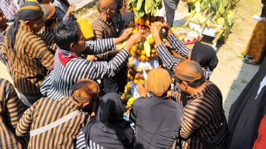 Warga Berebut Gunungan di Grebek Sura