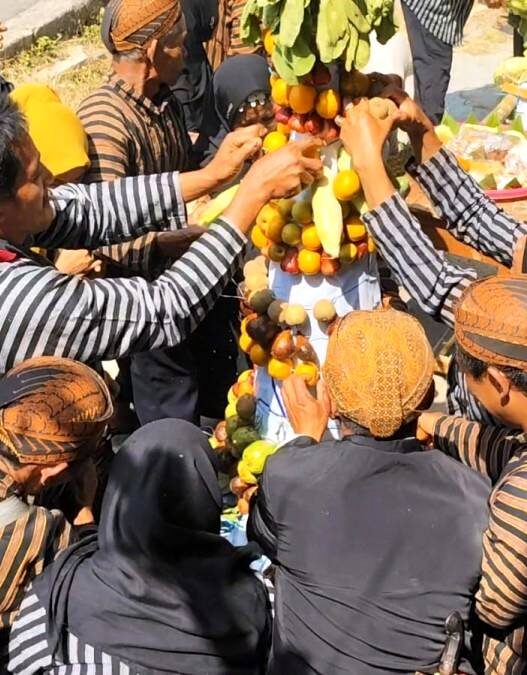 Warga Berebut Gunungan di Grebek Sura