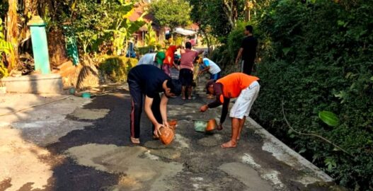 Warga Kejawar Perbaiki Jalan Rusak Swadaya