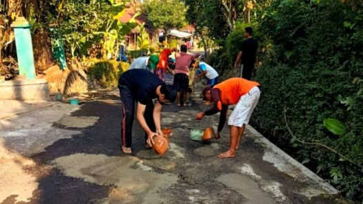 Warga Kejawar Perbaiki Jalan Rusak Swadaya
