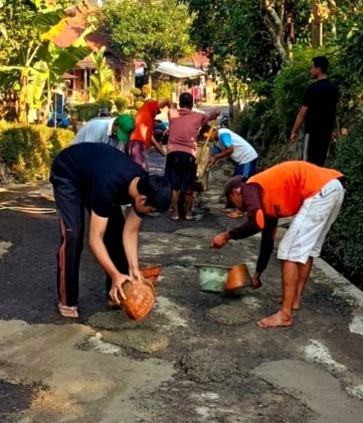 Warga Kejawar Perbaiki Jalan Rusak Swadaya