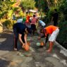Warga Kejawar Perbaiki Jalan Rusak Swadaya