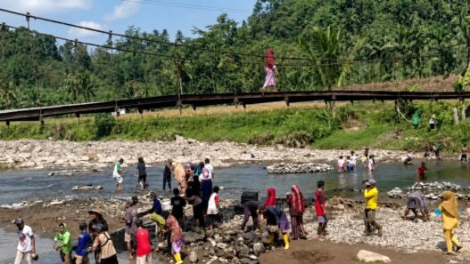 Warga Patungan Selamatkan Jembatan