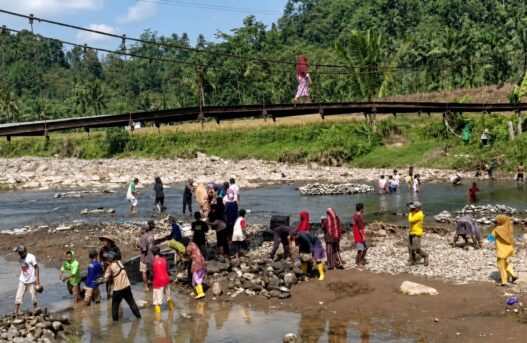 Warga Patungan Selamatkan Jembatan
