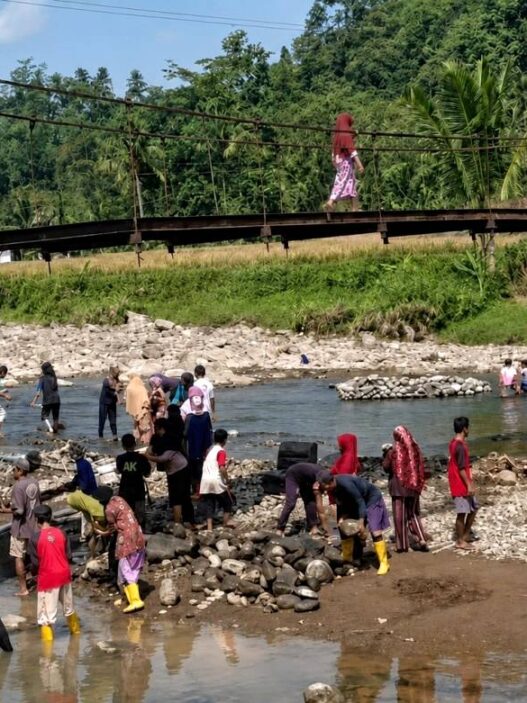 Warga Patungan Selamatkan Jembatan