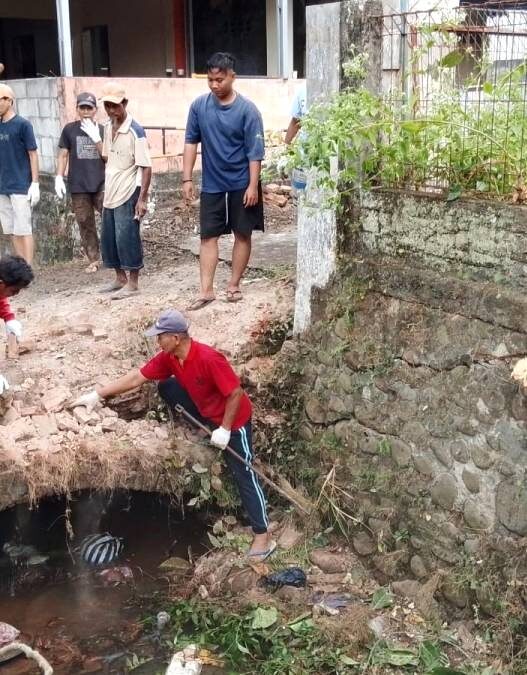 Warga Sumpiuh Bongkar Jembatan Amblas
